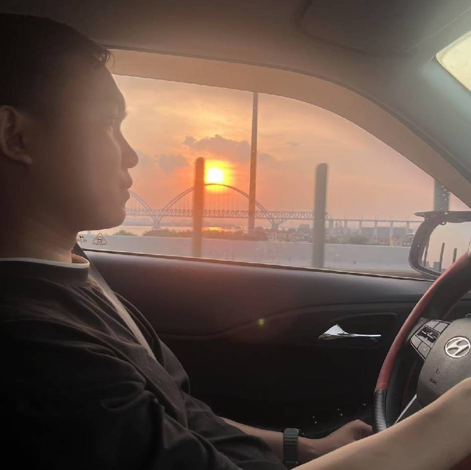 拥有腹肌的阿川